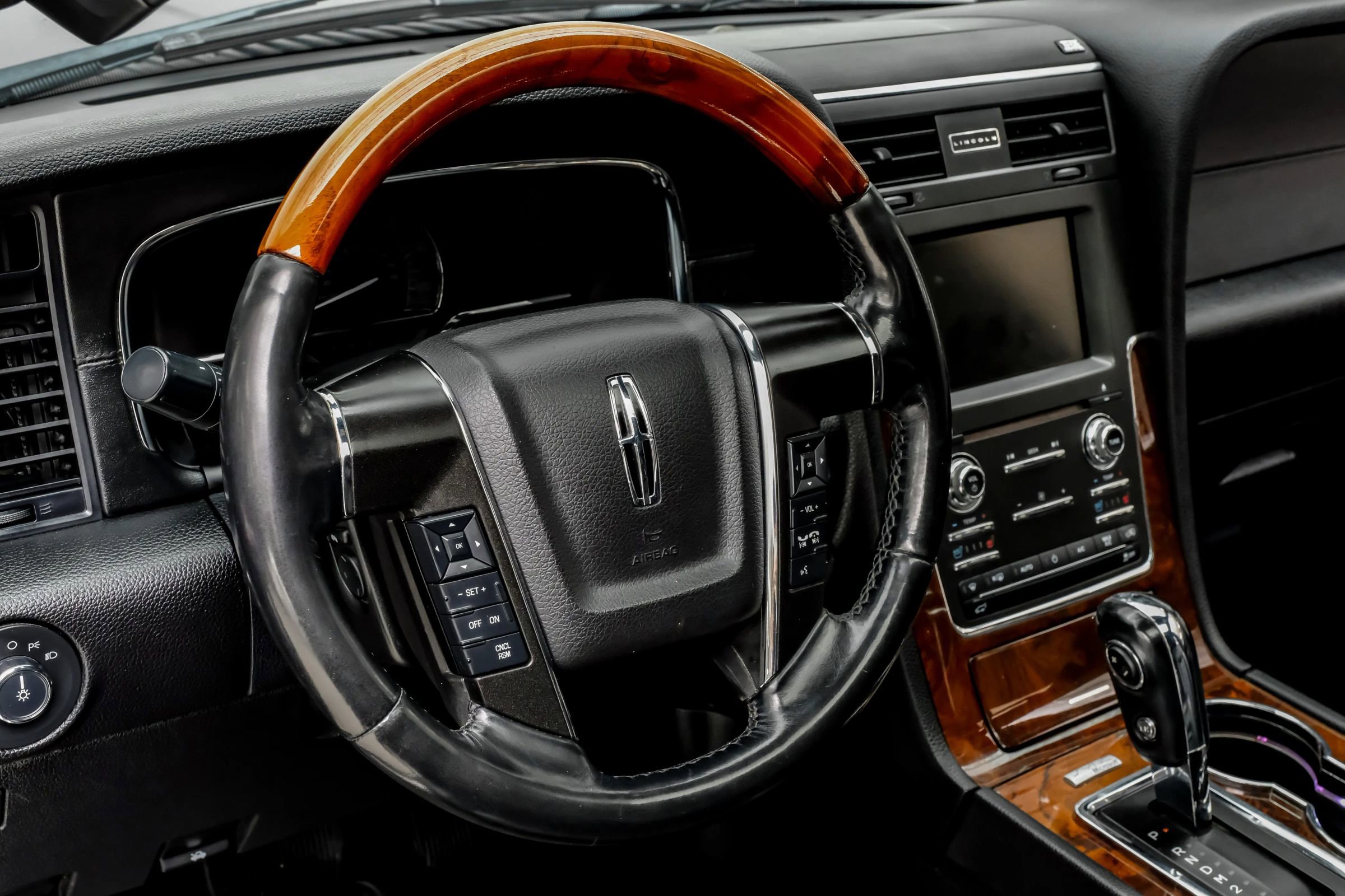 Used 2015 Lincoln Navigator 2WD image 18