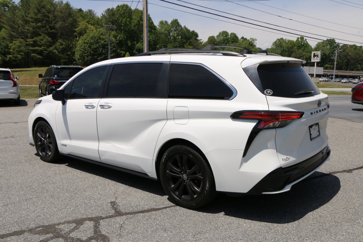 Used 2021 Toyota Sienna XSE FWD image 3