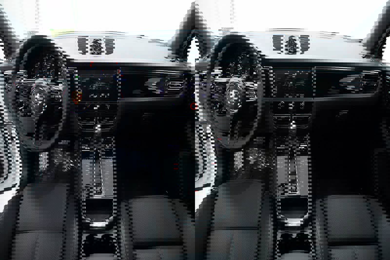 Certified 2025 Porsche Macan AWD/4WD image 13