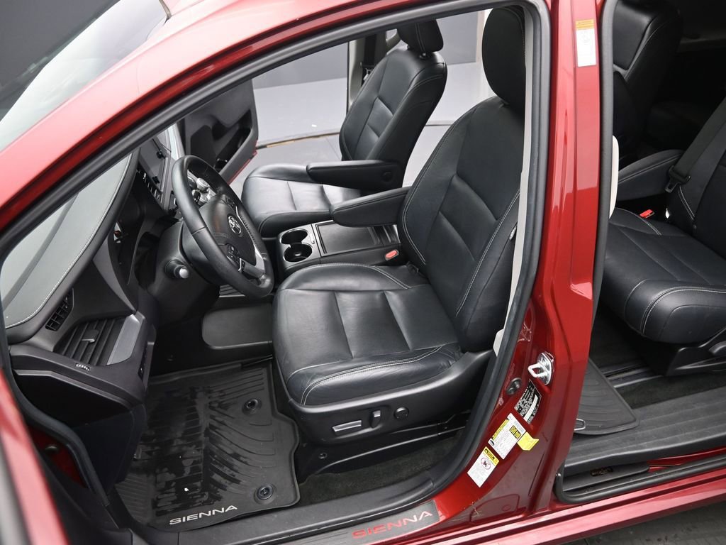 Used 2015 Toyota Sienna SE image 12