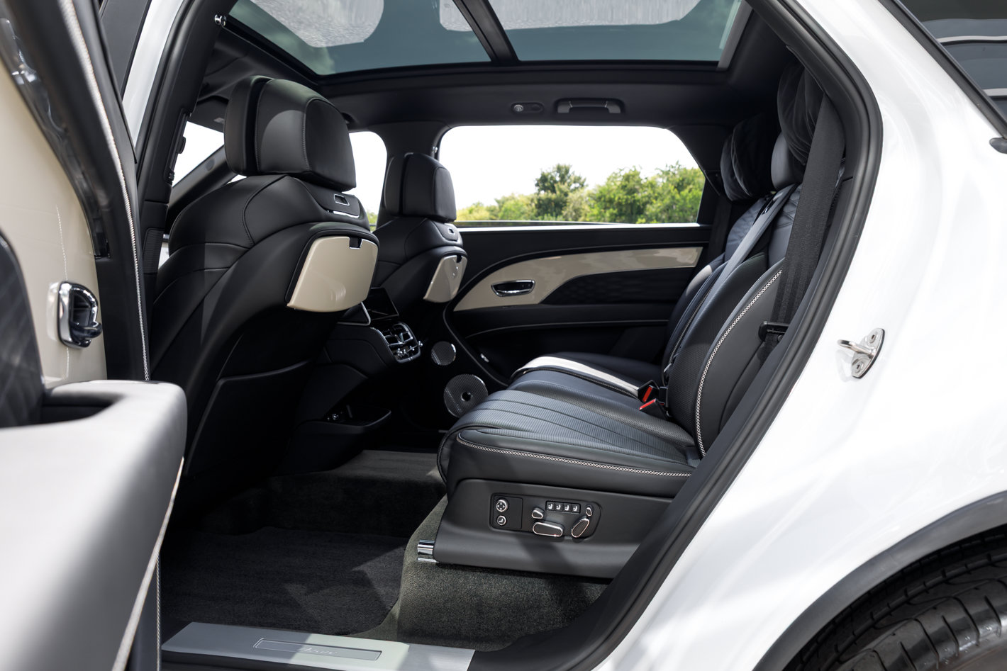 Used 2023 Bentley Bentayga Extended Wheelbase AWD/4WD image 28