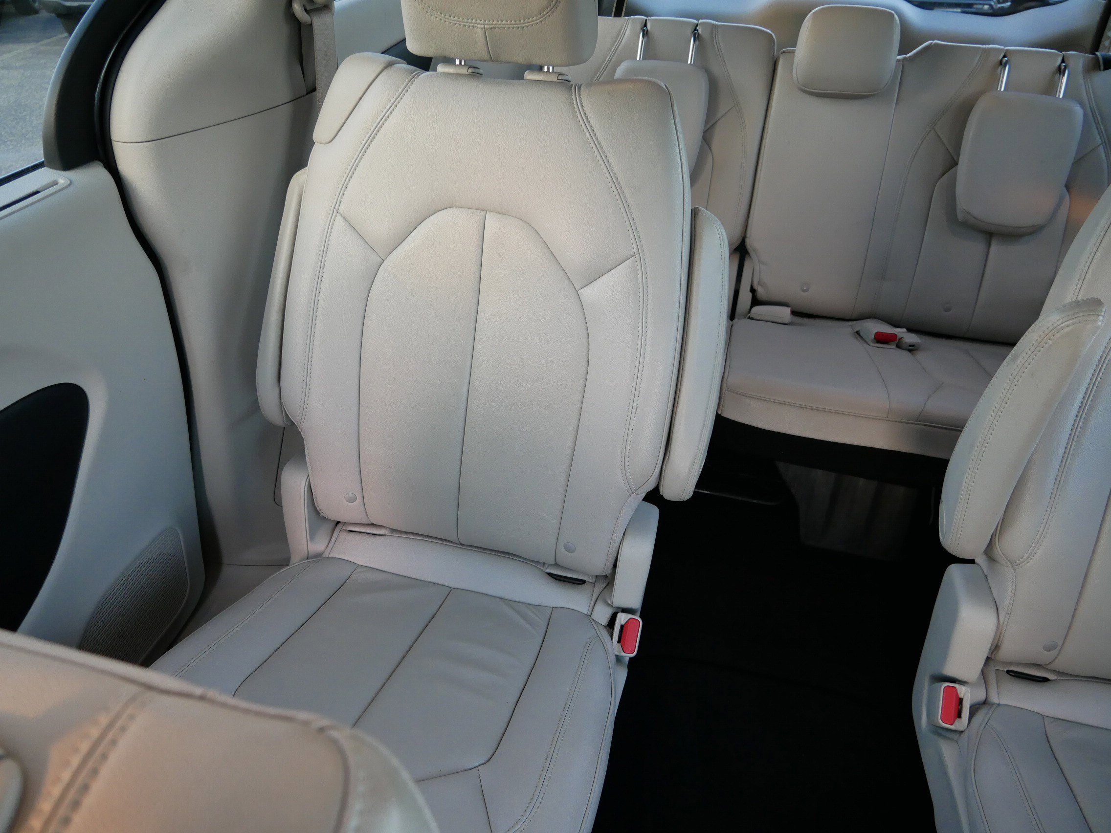 Used 2017 Chrysler Pacifica Touring-L image 12