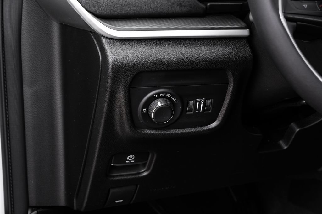 Used 2023 Jeep Grand Cherokee Altitude AWD/4WD image 36
