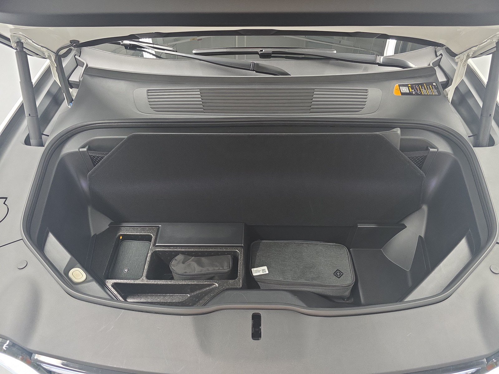 Used 2025 Rivian R1S Adventure AWD/4WD image 14