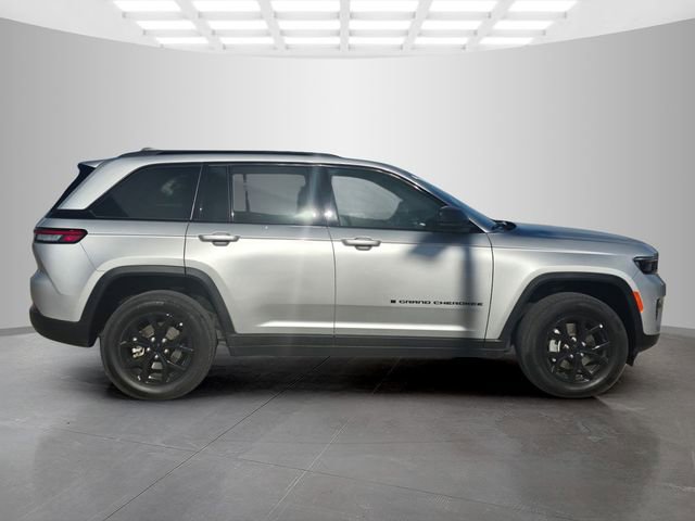 Used 2025 Jeep Grand Cherokee Altitude AWD/4WD image 8