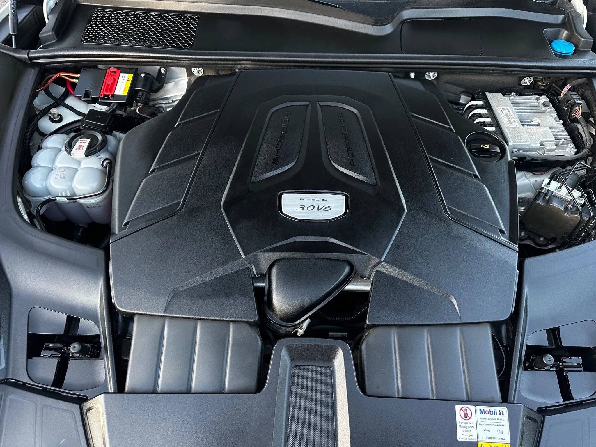 Used 2022 Porsche Cayenne Sport Utility 4D image 33