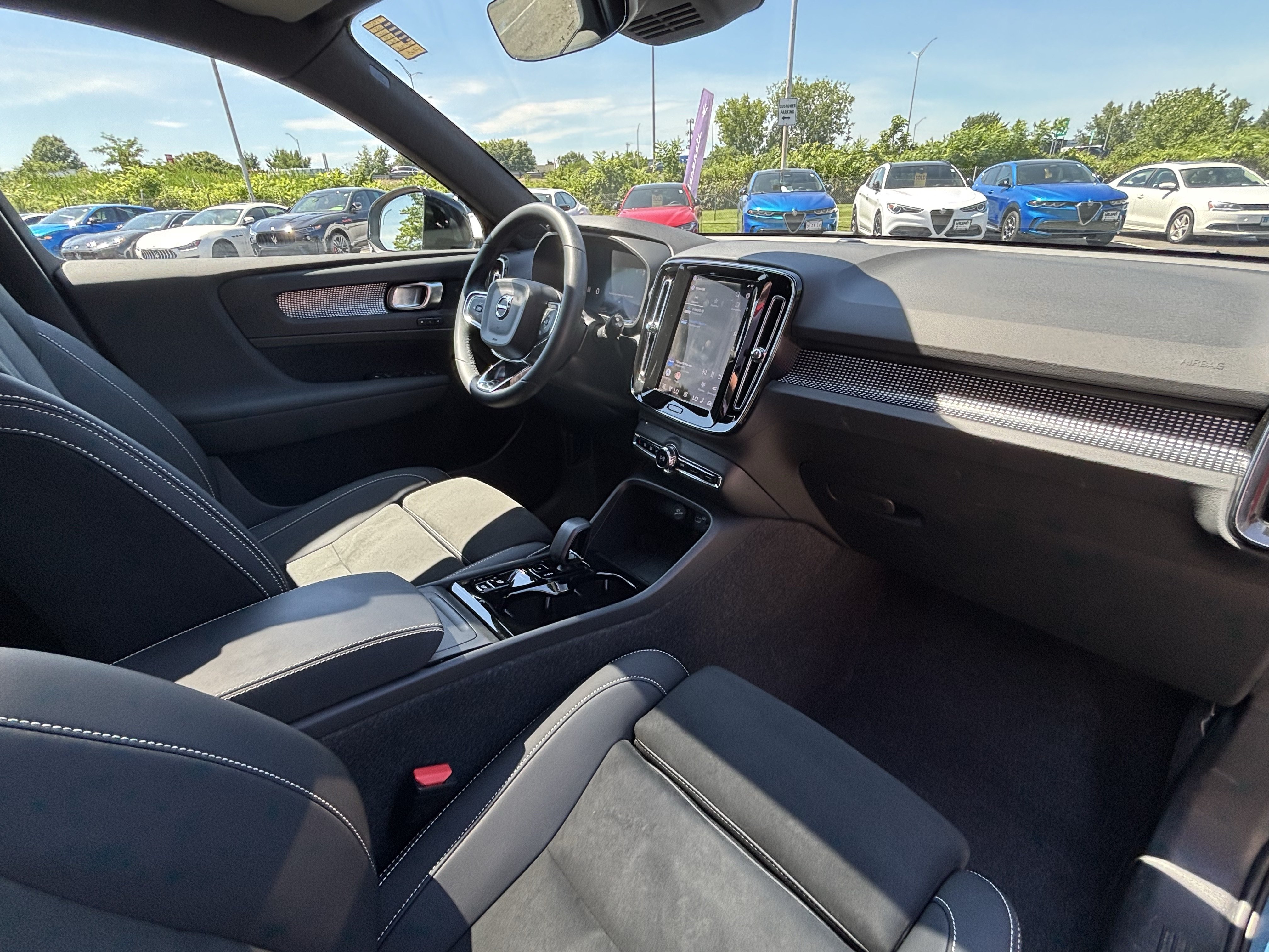 Used 2025 Volvo XC40 B5 Plus AWD/4WD image 29