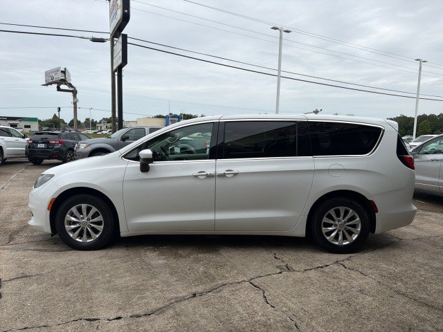 Used 2017 Chrysler Pacifica Touring w/ Tire & Wheel Group FWD image 9