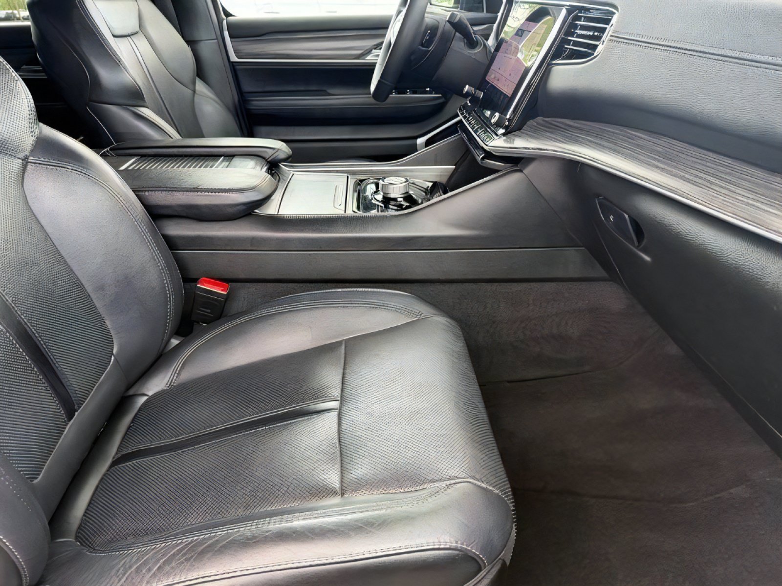 Used 2024 Jeep Wagoneer Series II w/ Flexible Seating Group RWD image 12