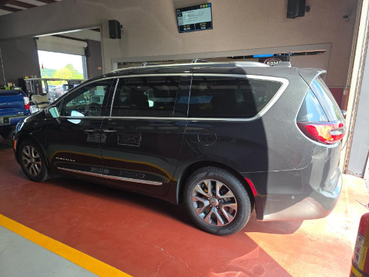 Used 2022 Chrysler Pacifica Pinnacle FWD image 3