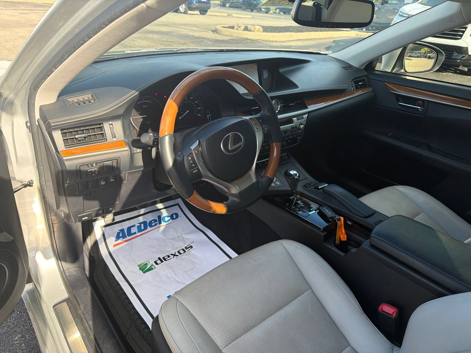 Used 2013 Lexus ES 300h w/ Luxury Pkg FWD image 10
