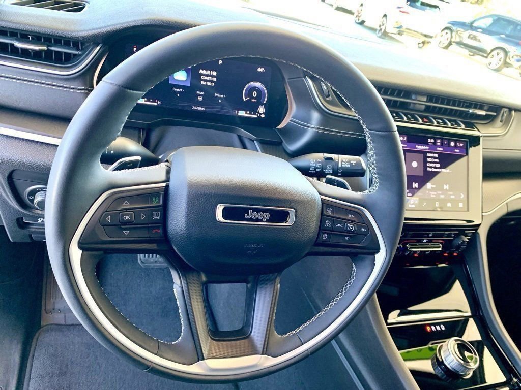 Used 2023 Jeep Grand Cherokee Altitude image 30