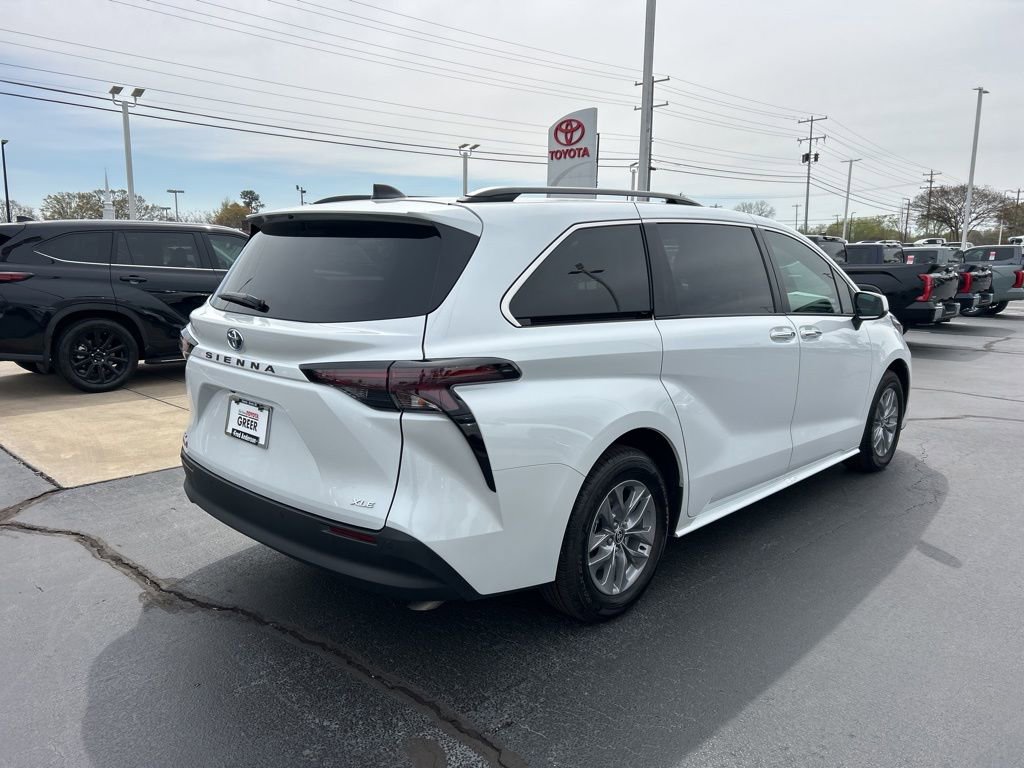 Used 2025 Toyota Sienna XLE image 18
