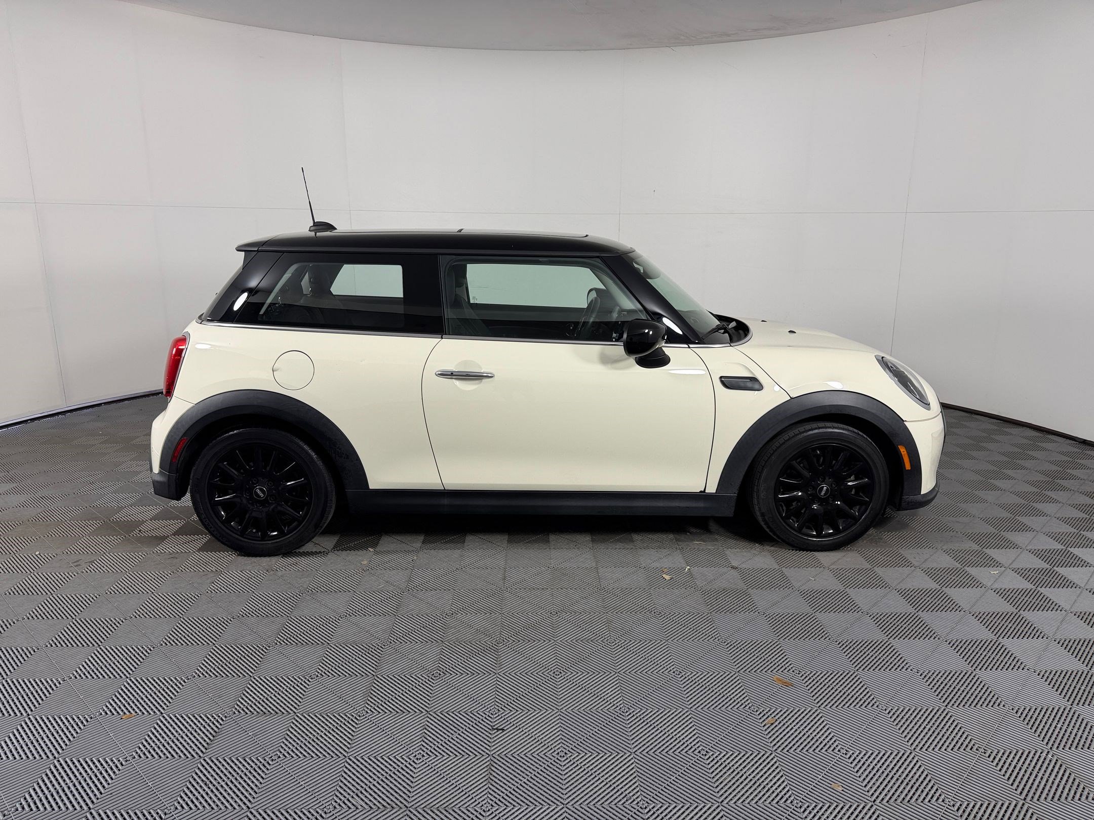 Used 2023 MINI Cooper 2-Door Hardtop image 8