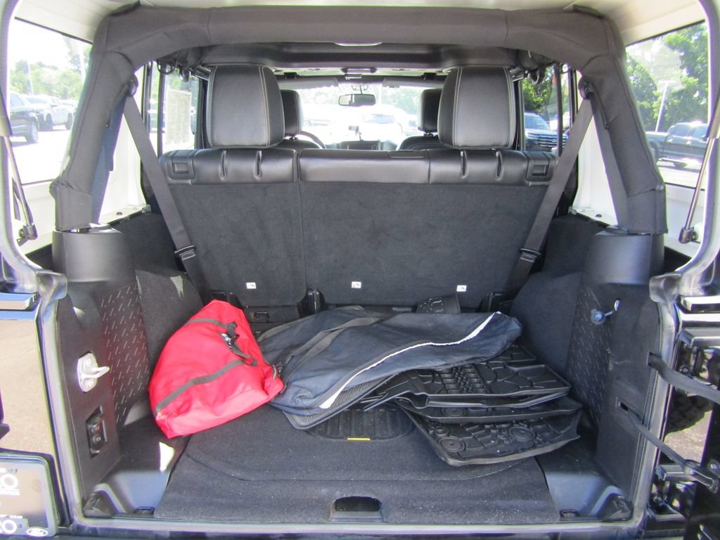 Used 2016 Jeep Wrangler Unlimited Rubicon AWD/4WD image 9