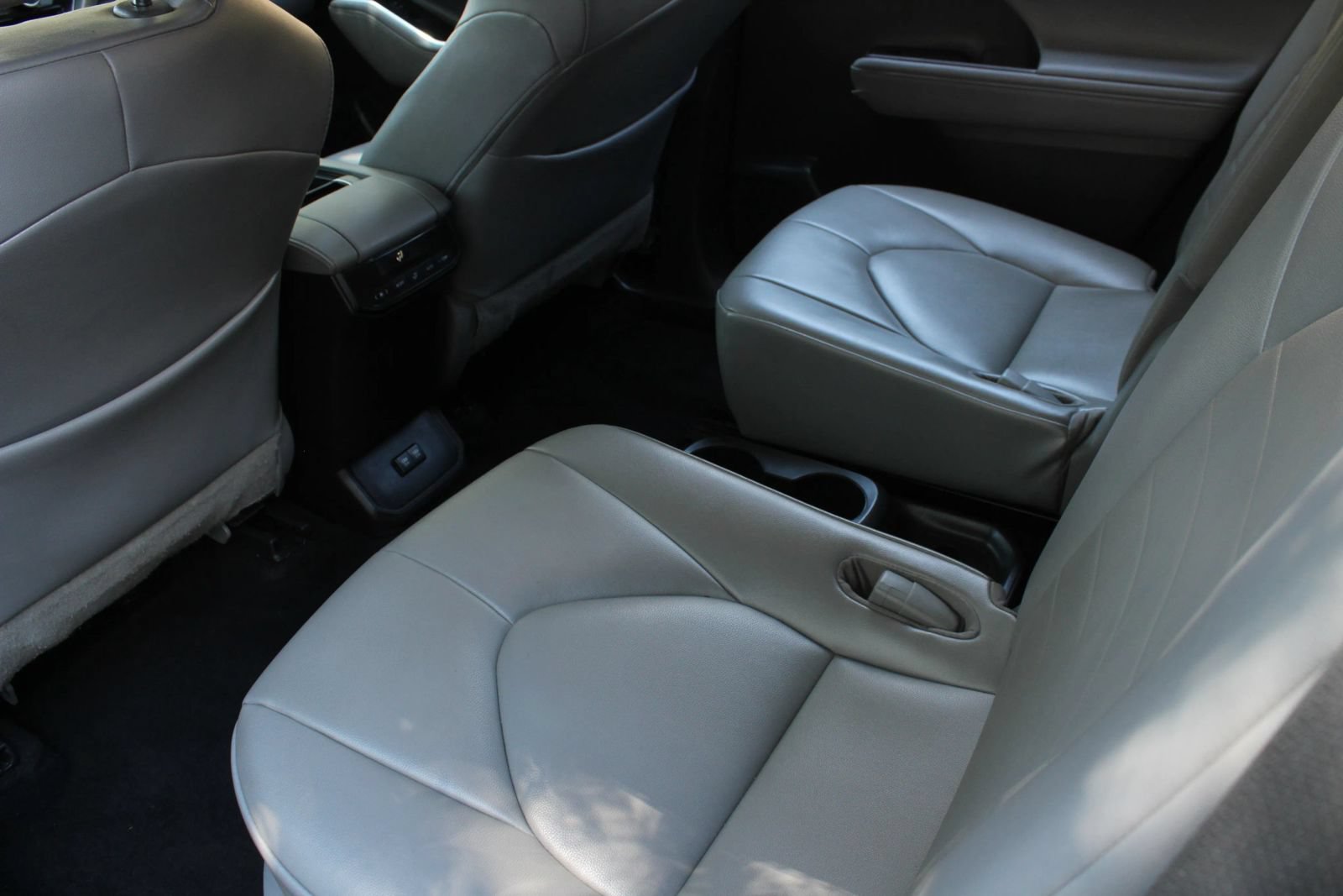 Used 2021 Toyota Highlander XLE AWD/4WD image 19