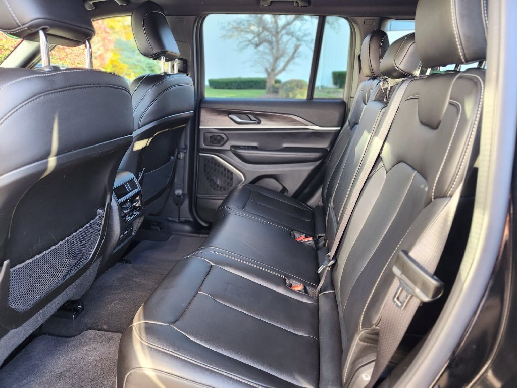 Used 2026 Jeep Grand Cherokee Limited AWD/4WD image 16