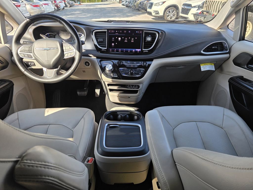 Used 2021 Chrysler Pacifica Touring-L FWD image 11