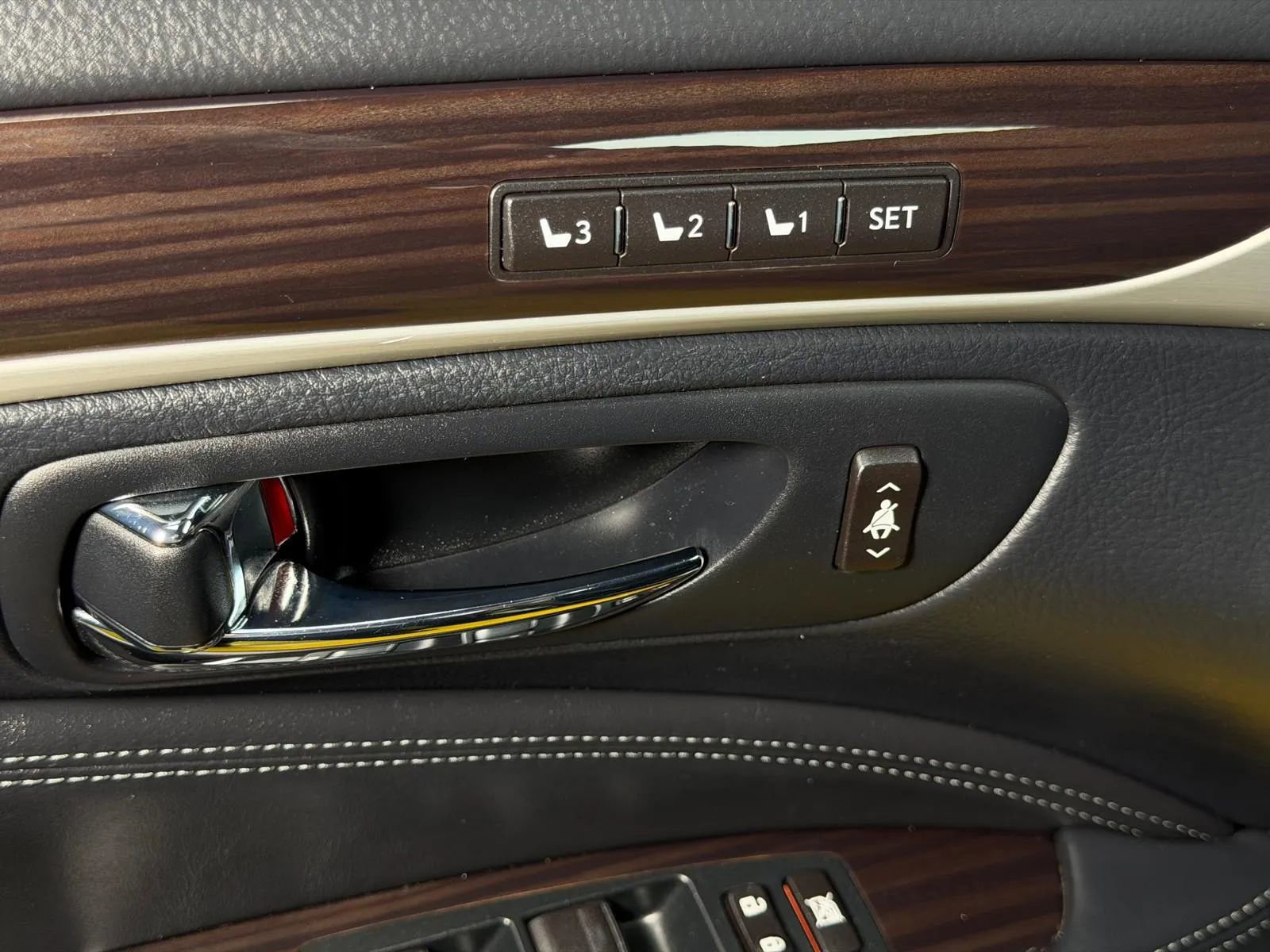 Used 2013 Lexus LS 460 w/ Comfort Pkg image 29