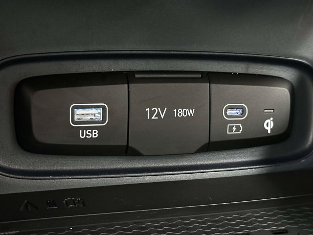 Used 2025 Hyundai Venue Limited FWD image 29