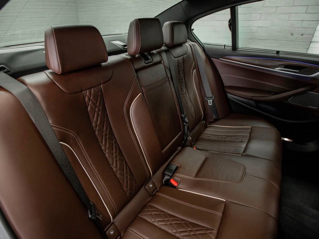 Used 2022 BMW M550i xDrive w/ Dynamic Handling Package image 32