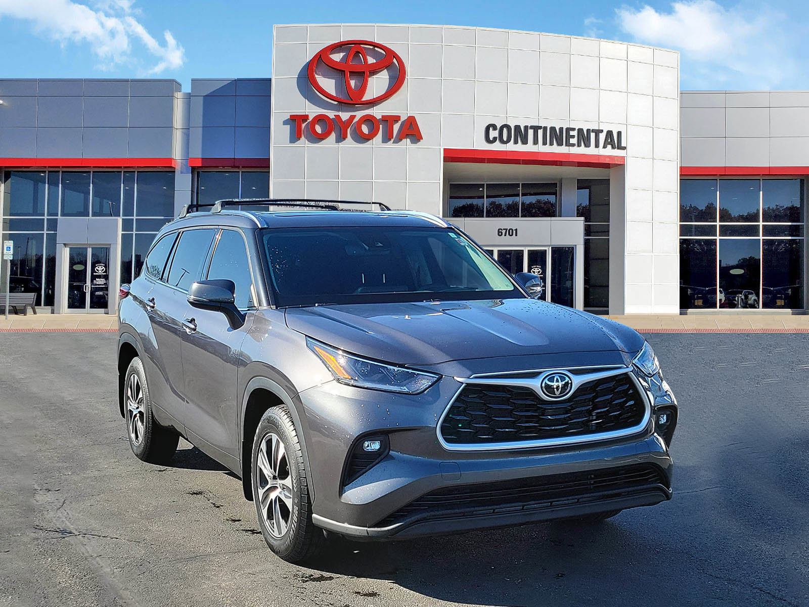 Used 2021 Toyota Highlander XLE image 2