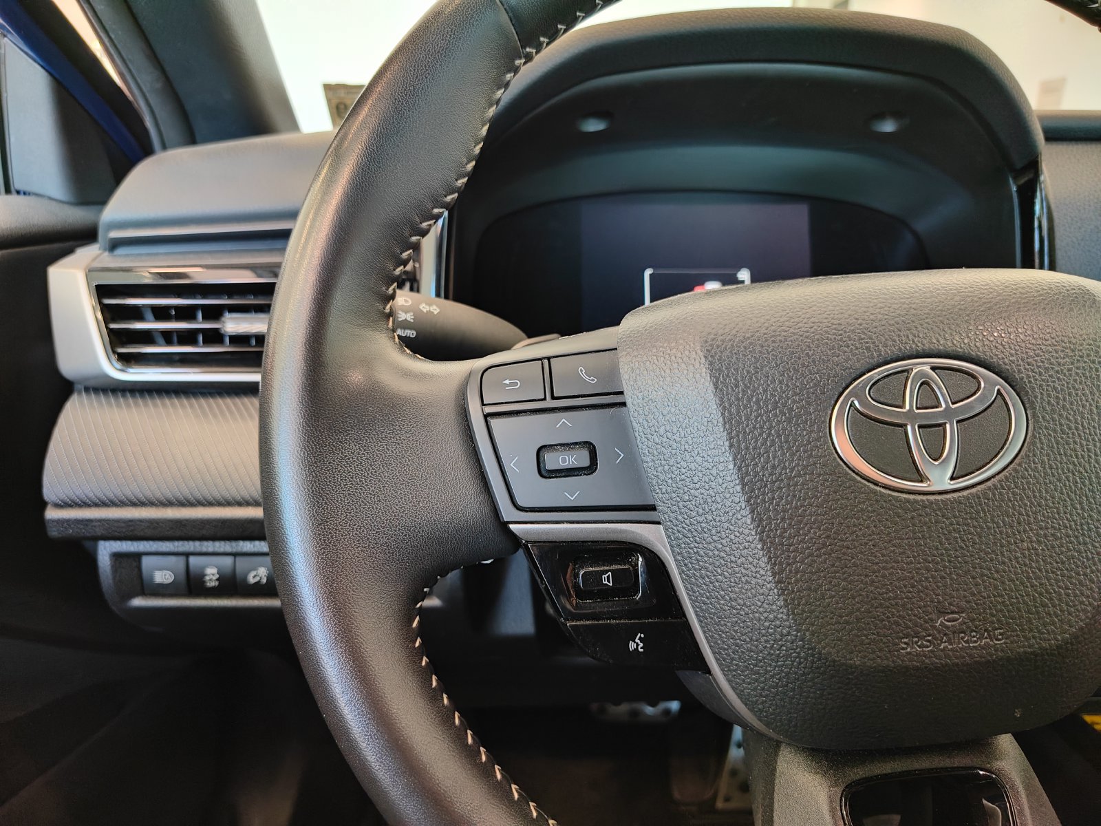 Used 2025 Toyota Camry SE FWD image 10