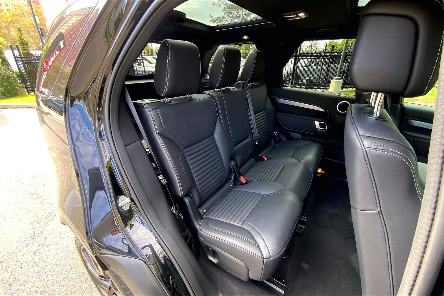Certified 2025 Land Rover Discovery Dynamic SE AWD/4WD image 19