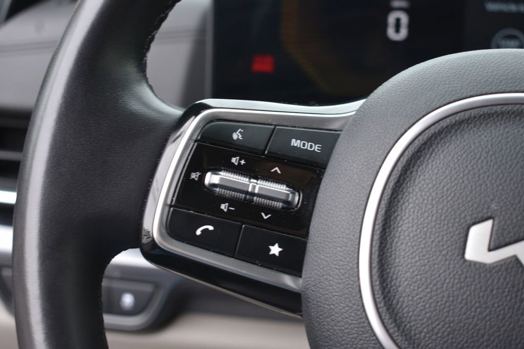 Used 2025 Kia Carnival FWD image 16