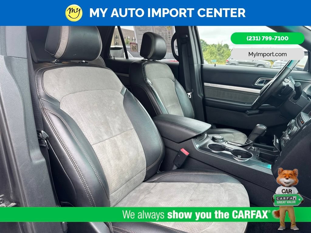 Used 2017 Ford Explorer XLT w/ Equipment Group 202A AWD/4WD image 28