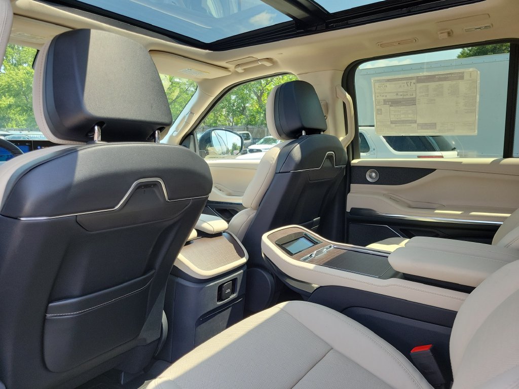 New 2027 Lincoln Navigator L Reserve AWD/4WD image 16