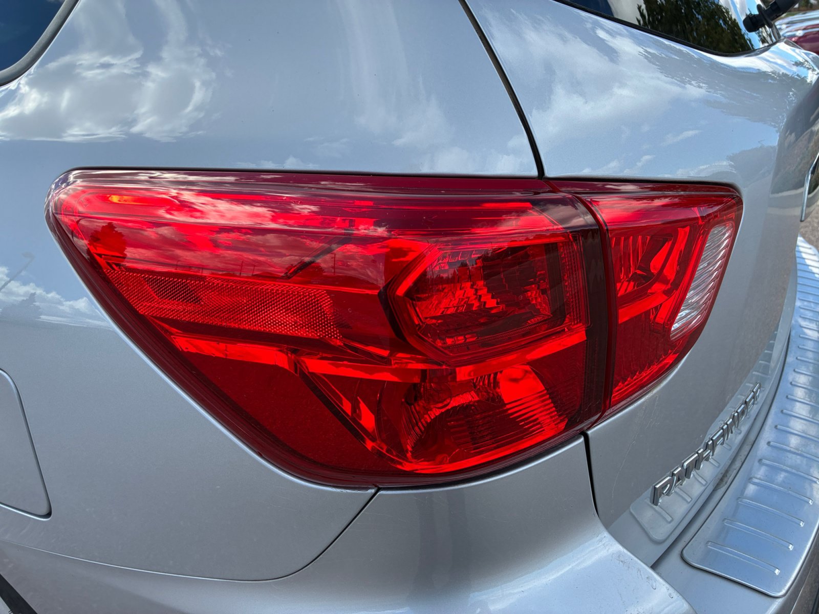 Used 2018 Nissan Pathfinder SL AWD/4WD image 30