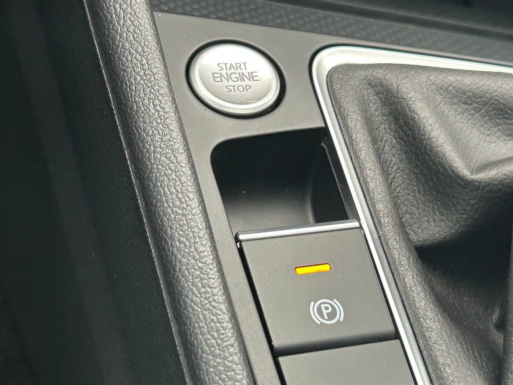 Certified 2025 Volkswagen Jetta SE FWD image 38