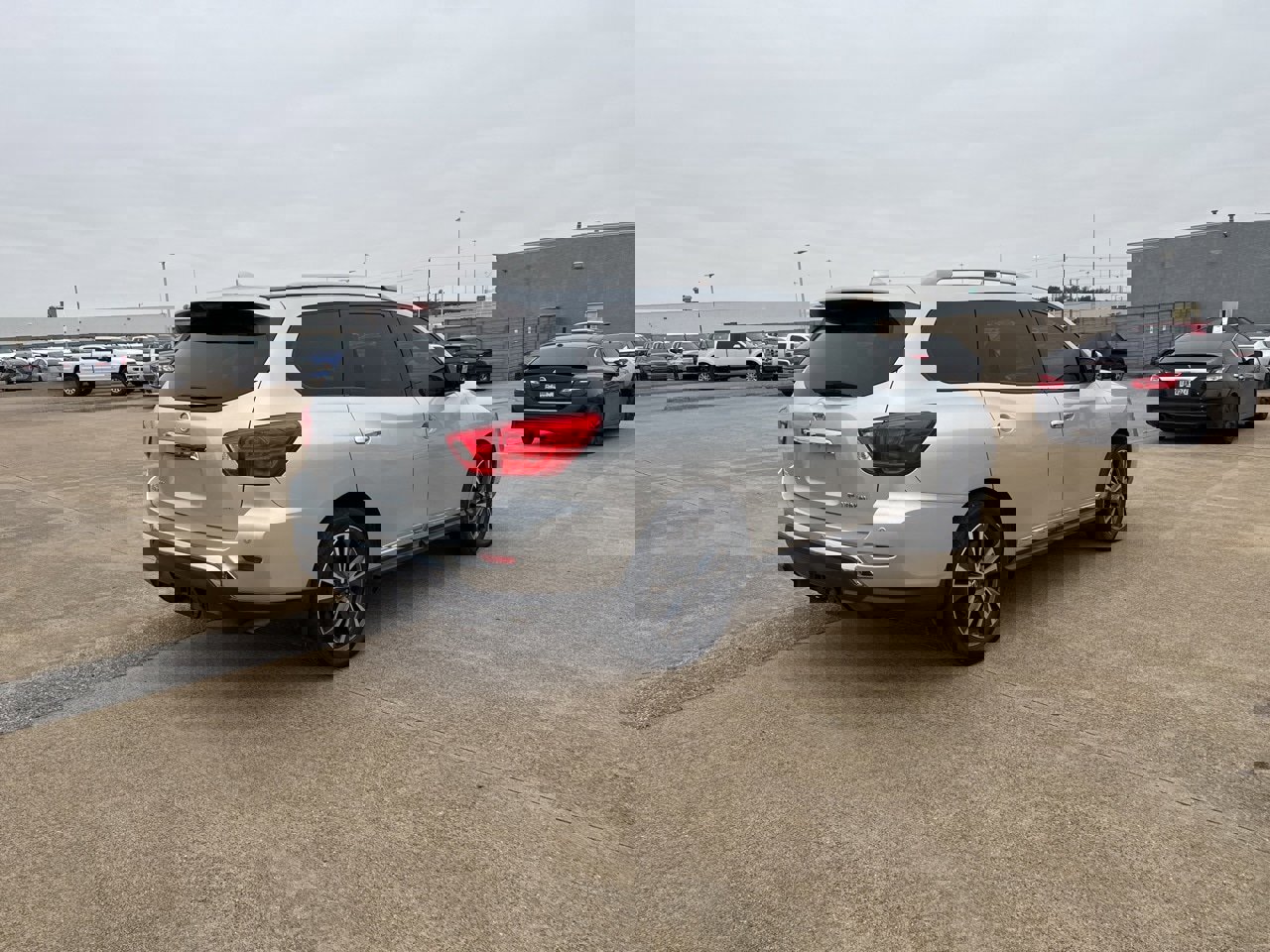 Used 2019 Nissan Pathfinder Platinum image 3