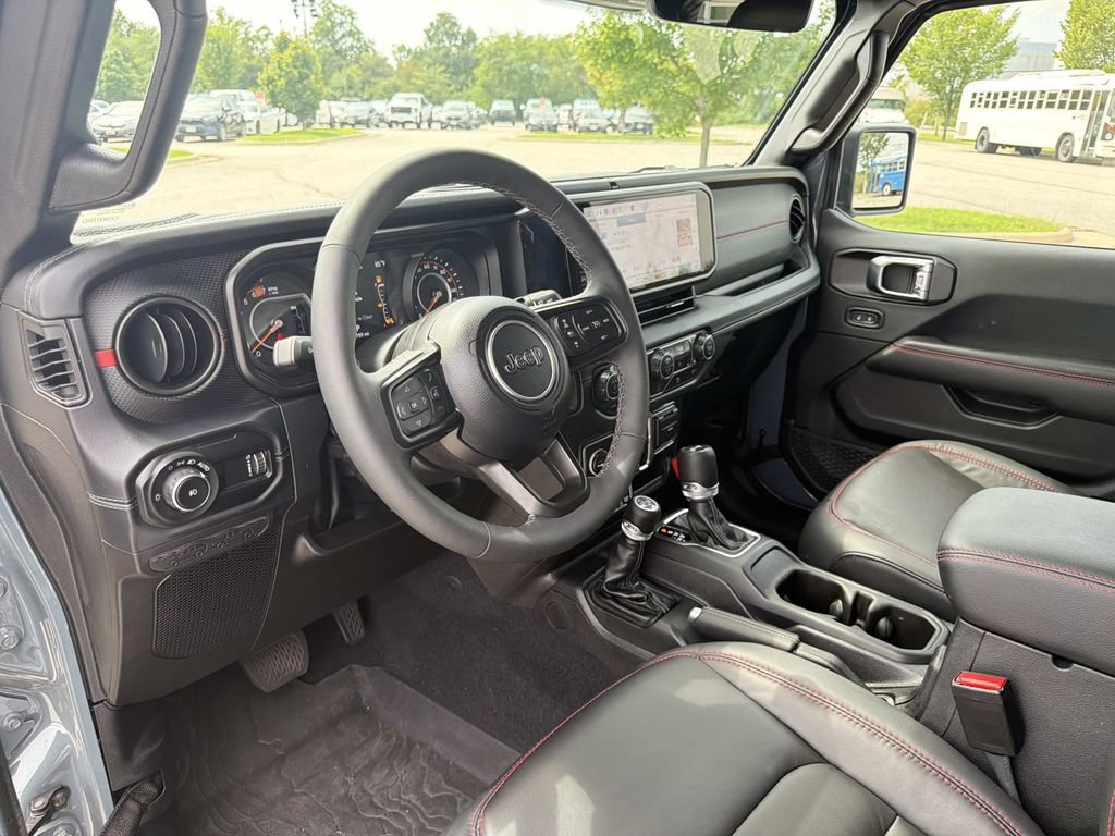 Used 2025 Jeep Wrangler Unlimited Rubicon AWD/4WD image 3