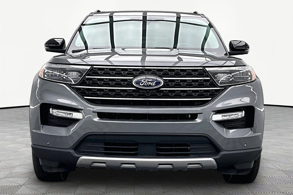 Certified 2024 Ford Explorer XLT w/ Equipment Group 202A AWD/4WD image 3