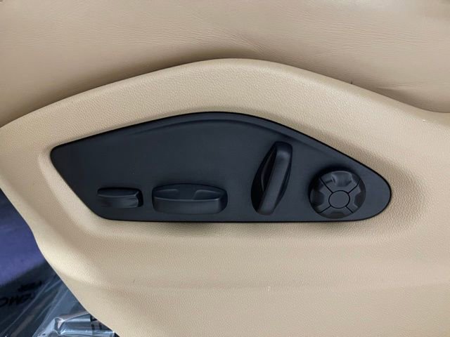 Used 2023 Porsche Cayenne w/ Premium Package image 34