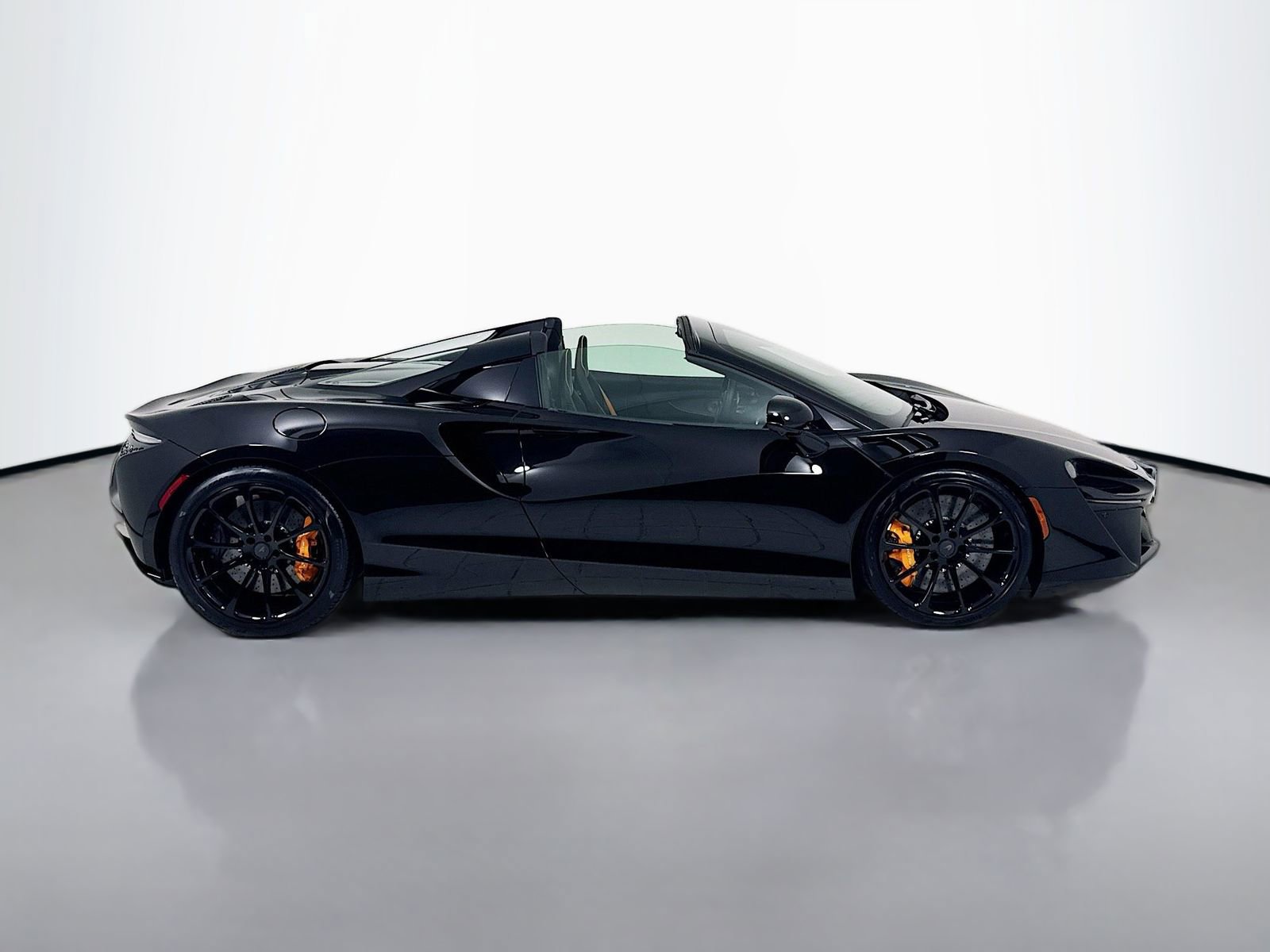 Used 2025 McLaren Artura Spider image 8