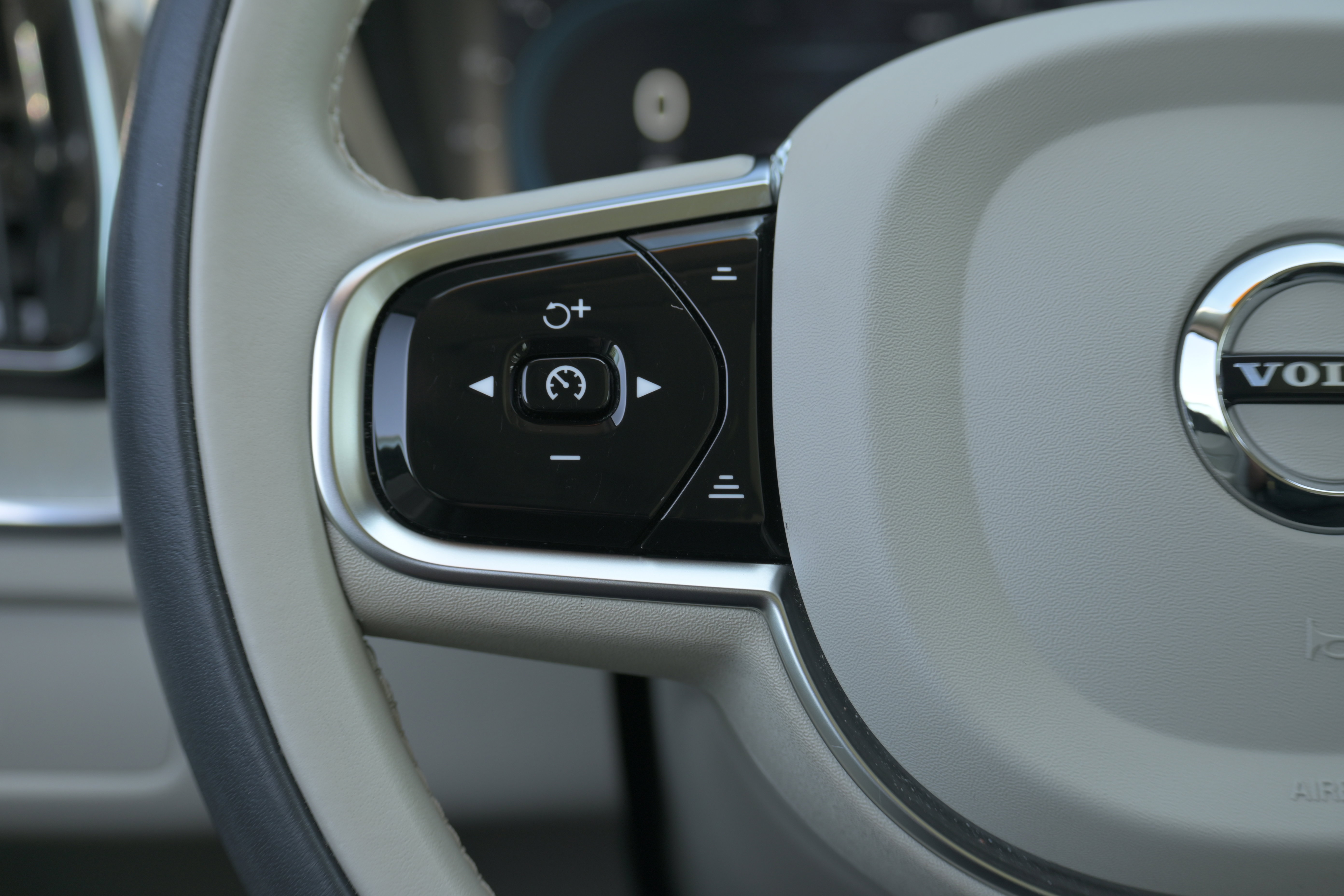 Used 2024 Volvo XC60 B5 Plus w/ Protection Package Premier image 18