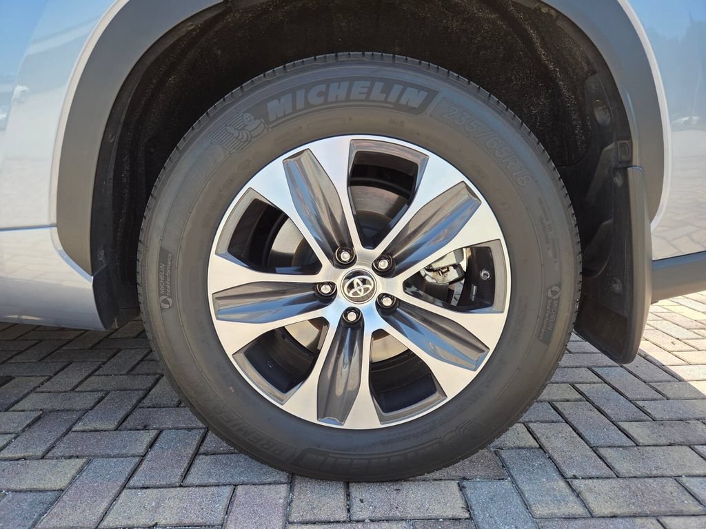 Used 2024 Toyota Highlander XLE FWD image 21