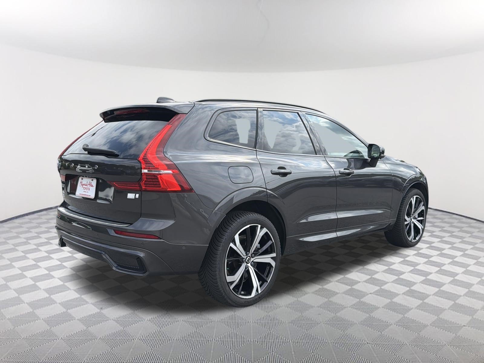 Used 2022 Volvo XC60 T8 R-Design w/ Advanced Package AWD/4WD image 15