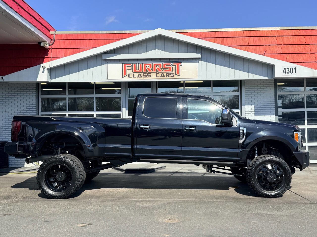 Used 2017 Ford F350 Platinum w/ Platinum Ultimate Package image 3