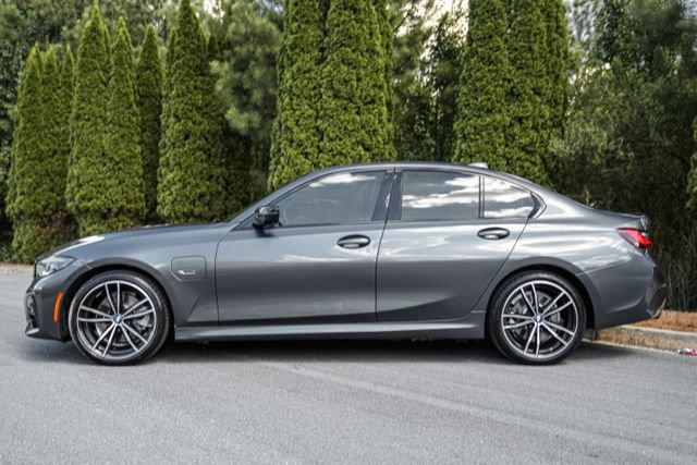 Used 2022 BMW 330e w/ M Sport Package RWD image 9
