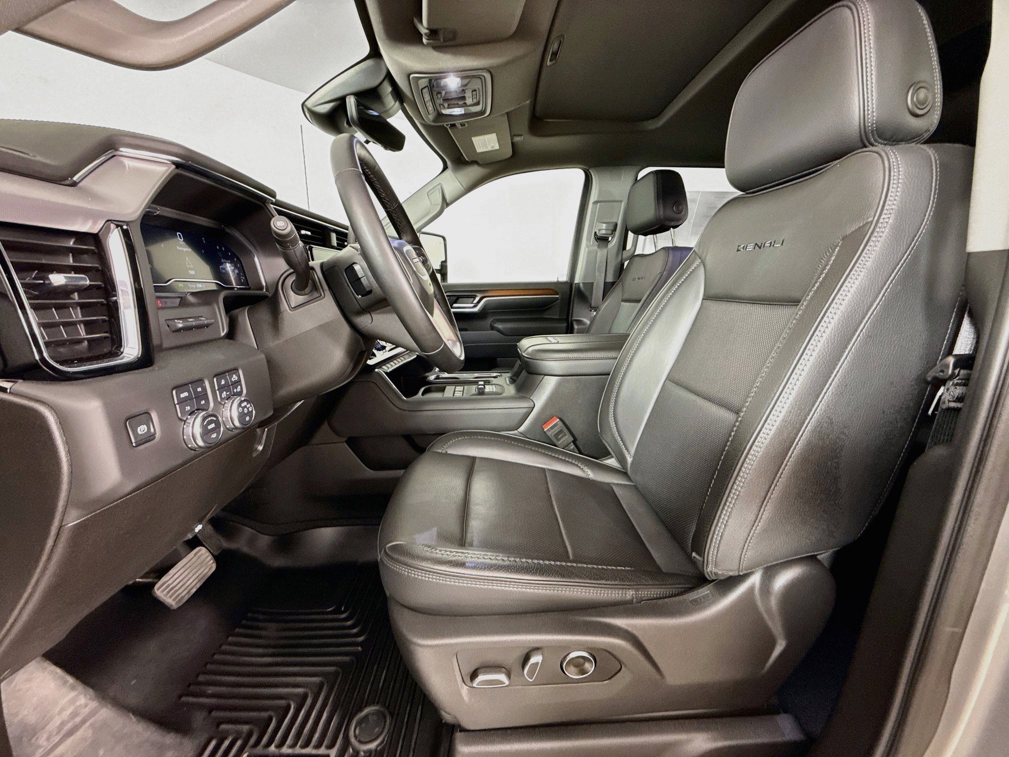Used 2025 GMC Sierra 3500 Denali w/ Denali Reserve Package AWD/4WD image 25