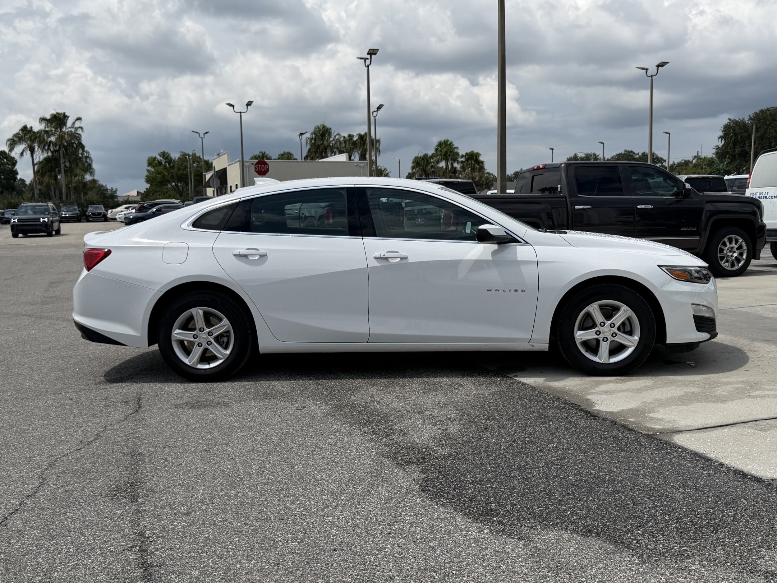 Used 2024 Chevrolet Malibu LT FWD image 2