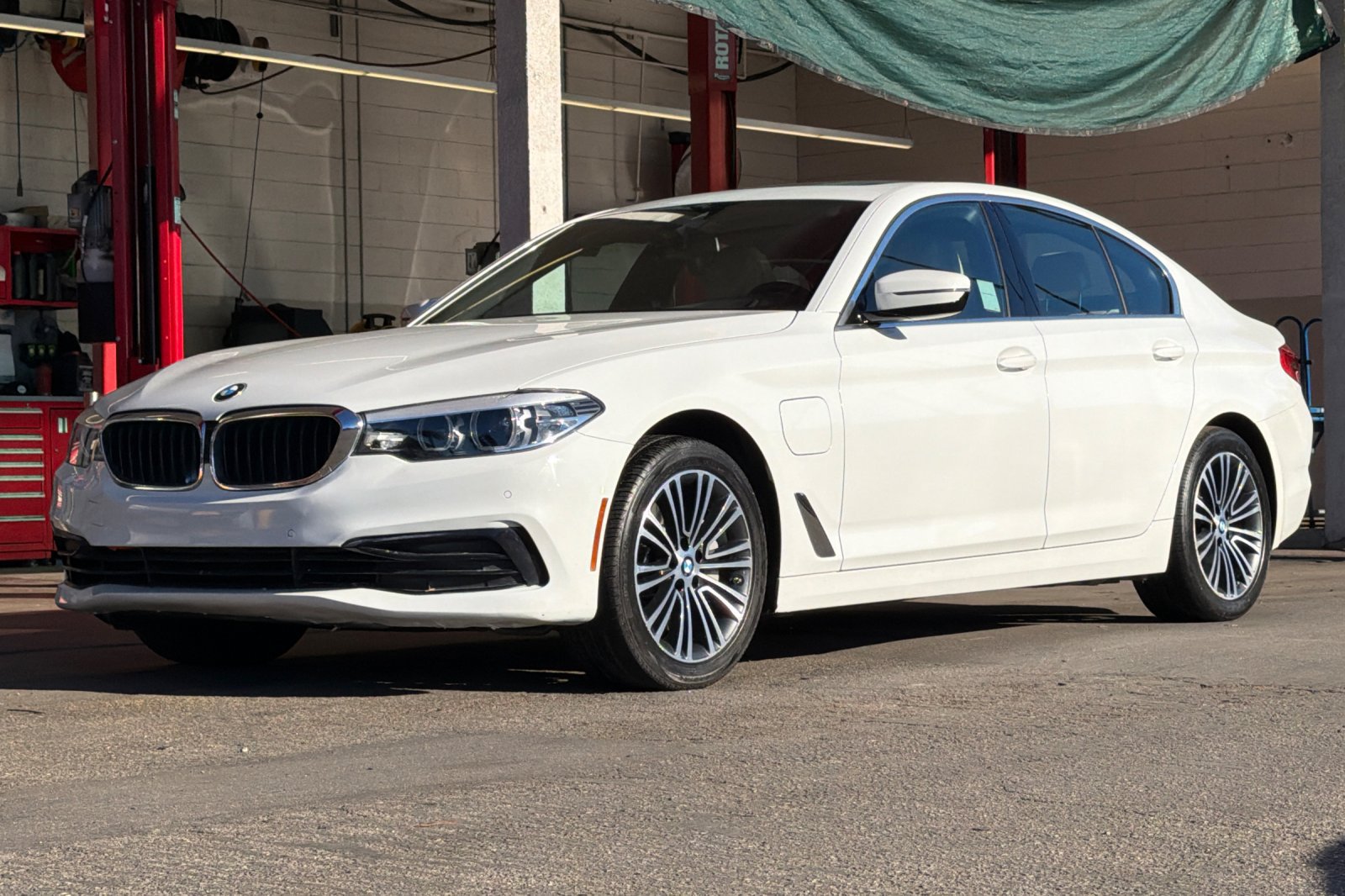 Used 2020 BMW 530e w/ Premium Package RWD image 8