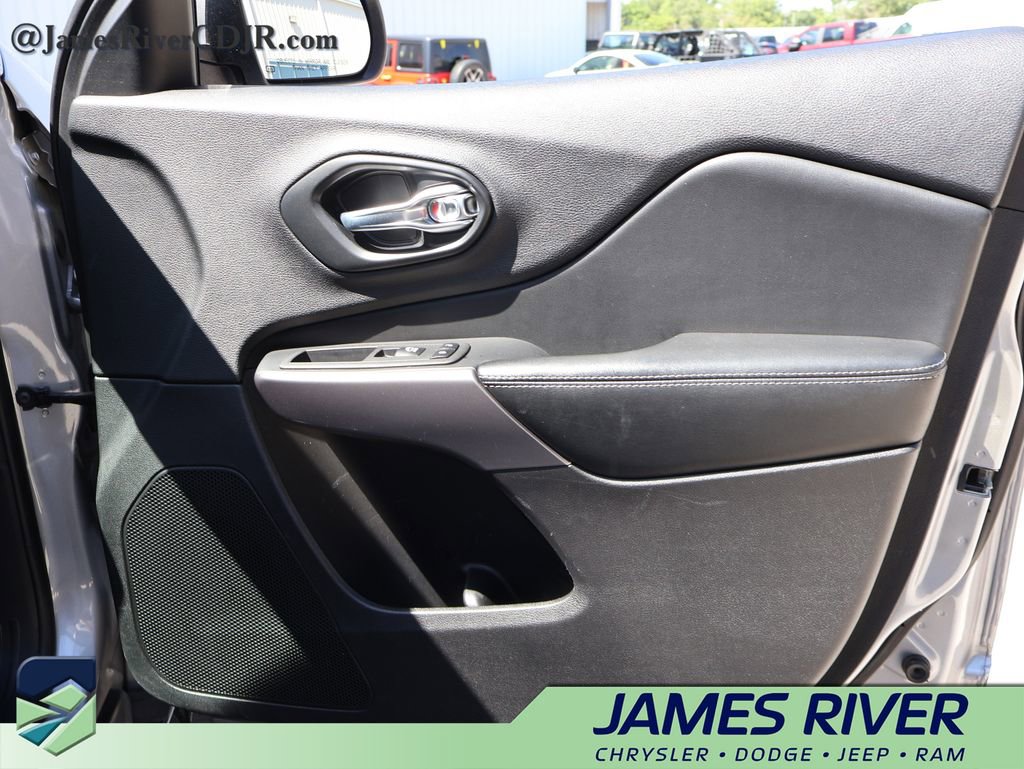Used 2021 Jeep Cherokee Latitude Lux w/ Mopar Interior Package AWD/4WD image 8