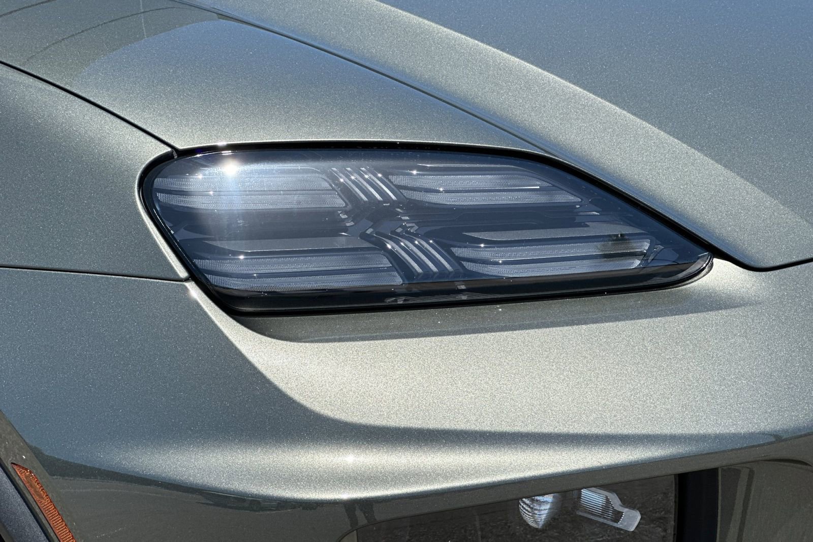 Used 2025 Porsche Macan Turbo Electric AWD/4WD image 38