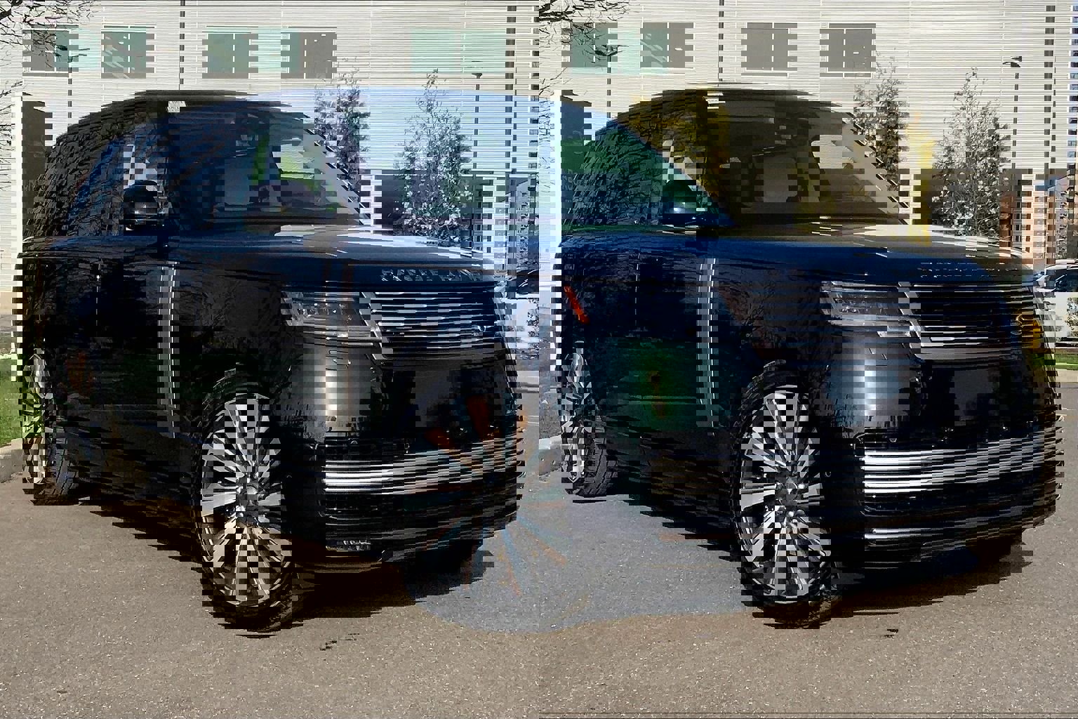 New 2026 Land Rover Range Rover SV image 2