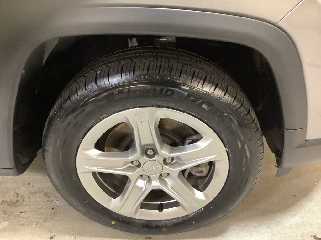 Used 2023 Jeep Compass Latitude image 14